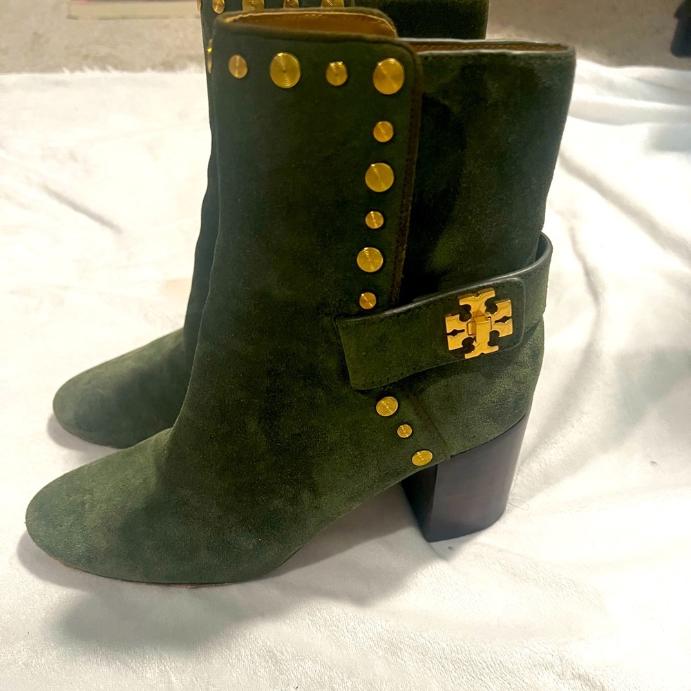 True leather FOREST GREEN cute to wear with literally anything! 
Orig $425 B/O